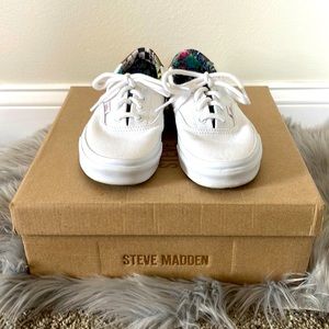 Vans Off the Wall White Classics with Fancy Detailing! Sz 6